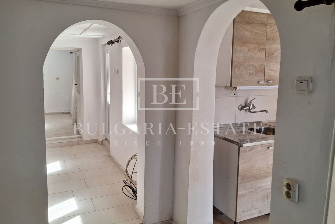 Отремонтированный дом с двором и флигелем в городе. 0