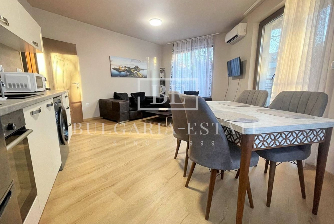 Тристаен апартамент до Starbucks - 0