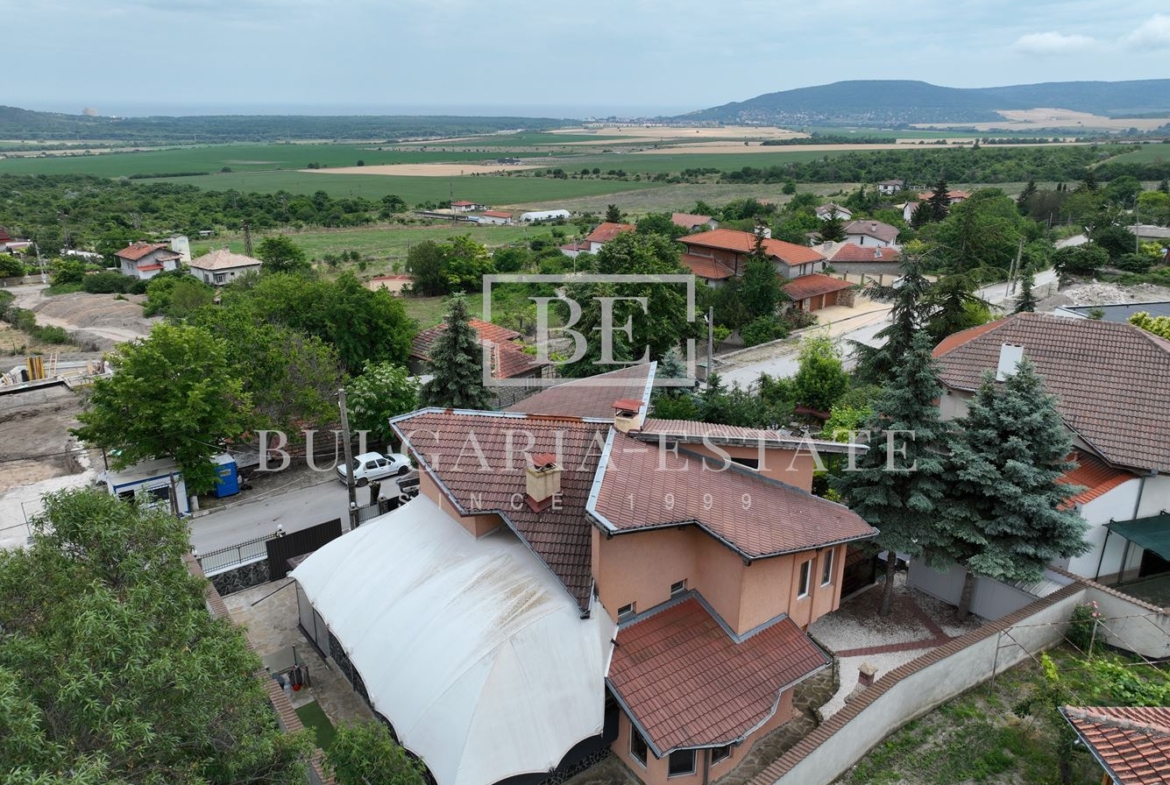 Роскошный дом с двором в деревне Рогачево - всего в 10 минутах от пляжей Албены! - 0