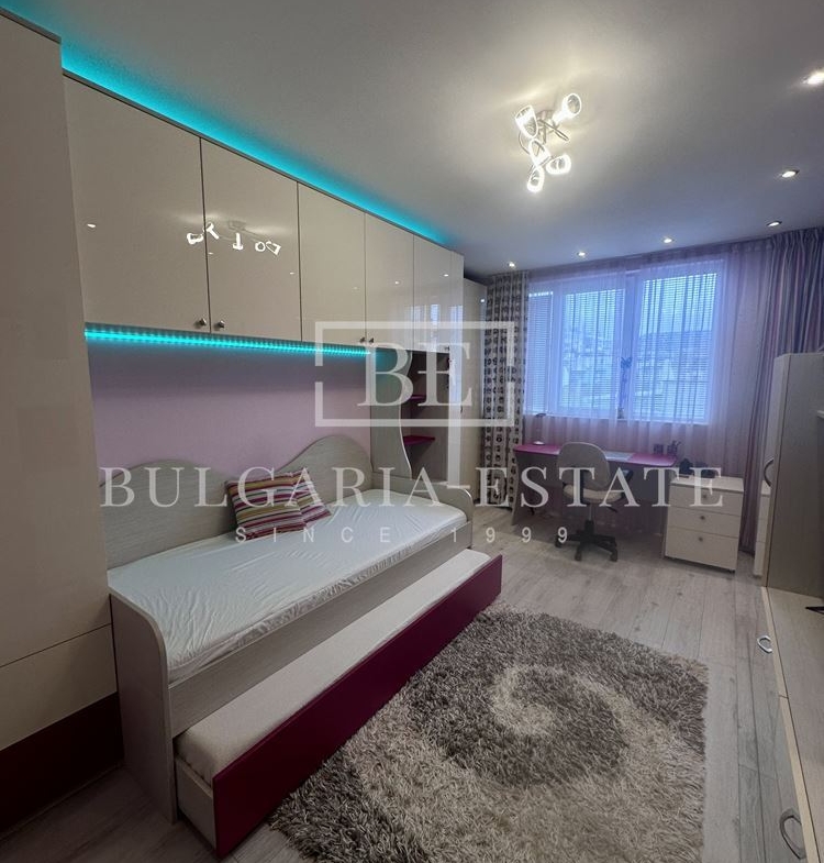 Просторен тристаен апартамент в нова сграда – стил, уют и пълно оборудване в комуникативен район - 0