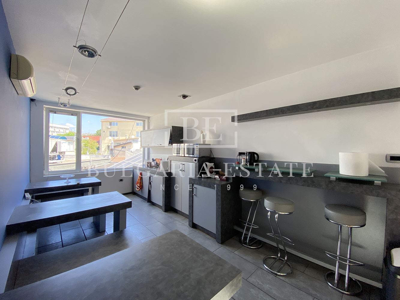 Leerstehende Bürofläche in einem Bürogebäude inklusive aller monatlichen Kosten, FERNSEHEN, INTERNET, CAFE UND WASSER, TOP-LAGE - 0