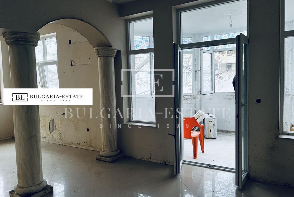 Продава се самостоятелна триетажна къща - 0