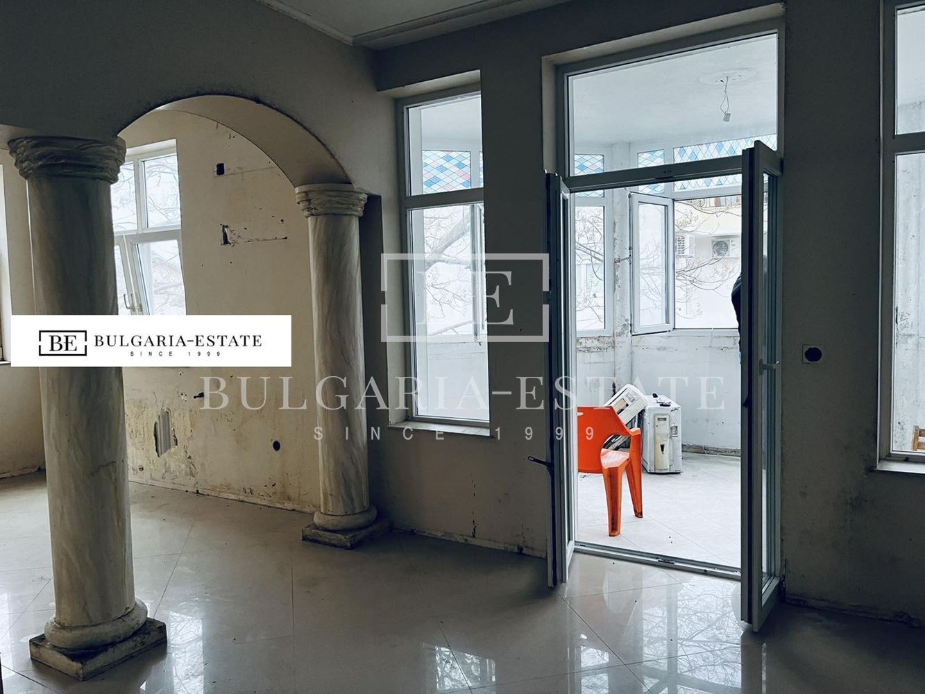 Продава се самостоятелна триетажна къща - 0