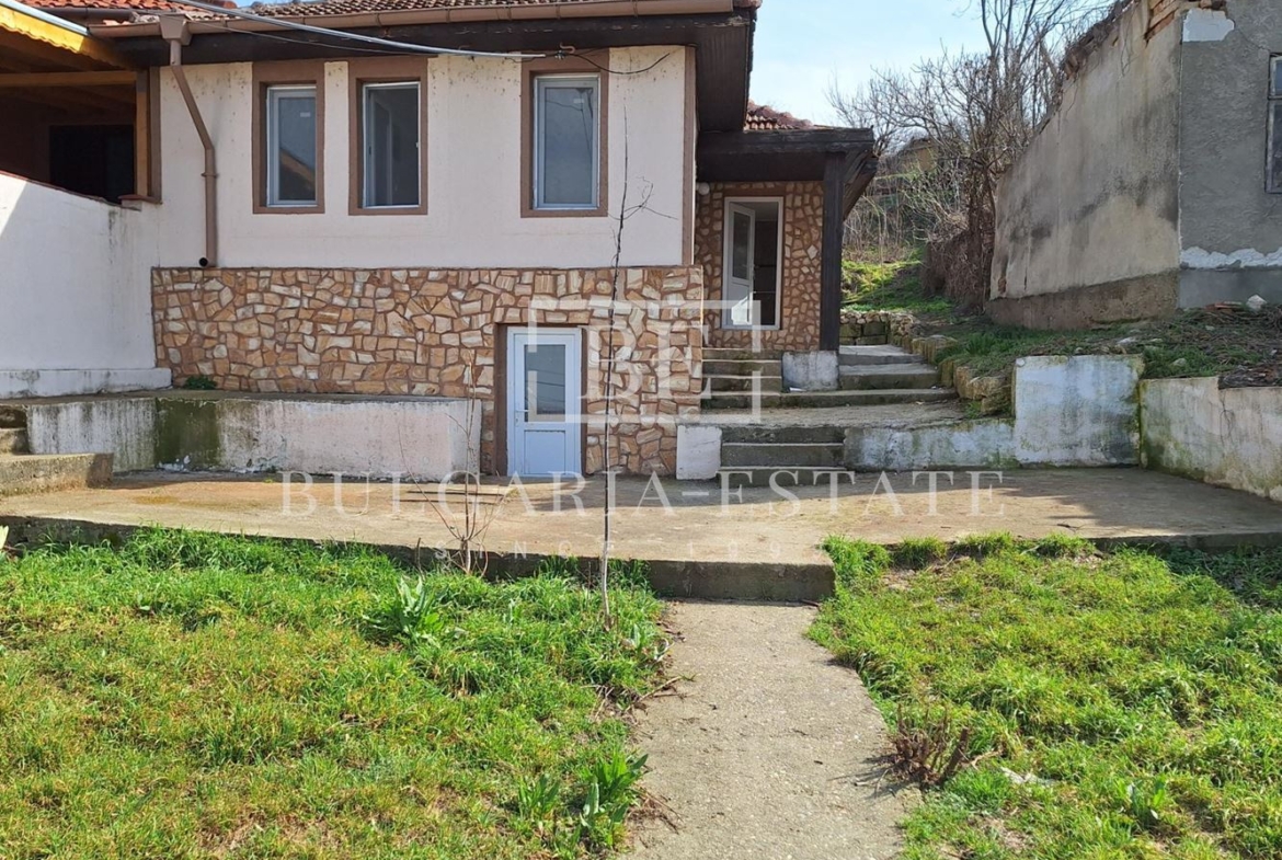 Отремонтированный дом с двором и флигелем в городе. 0