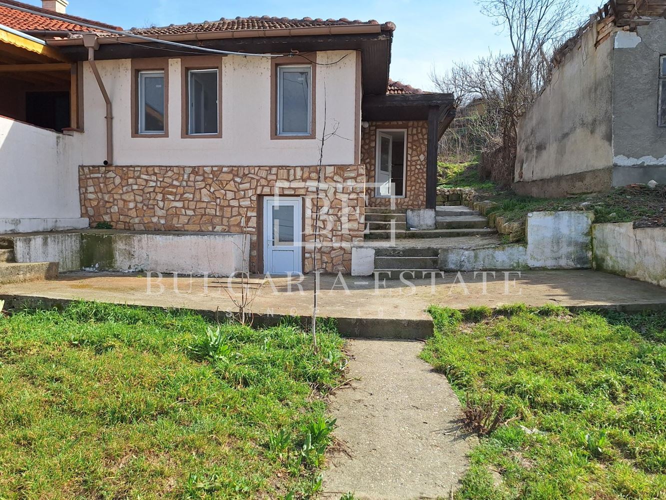 Отремонтированный дом с двором и флигелем в г. Тутракан - отличное расположение! Отремонтированный дом с двором и флигелем в городе. 0