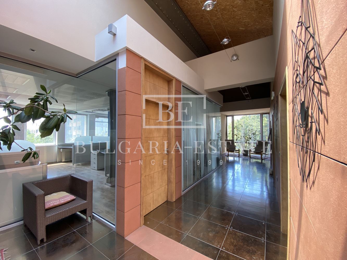 Leerstehende Bürofläche in einem Bürogebäude inklusive aller monatlichen Kosten, FERNSEHEN, INTERNET, CAFE UND WASSER, TOP-LAGE - 0