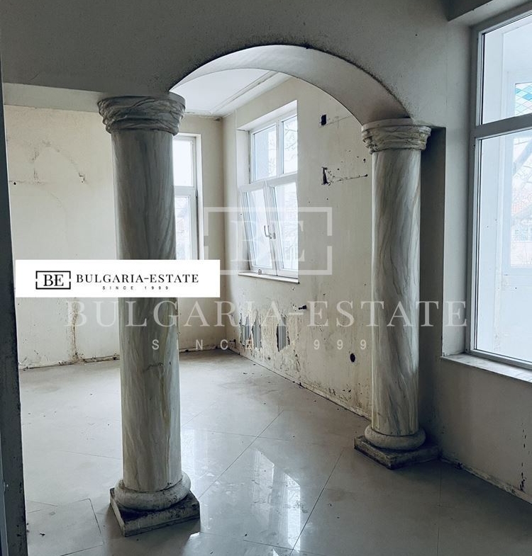 Продава се самостоятелна триетажна къща - 0