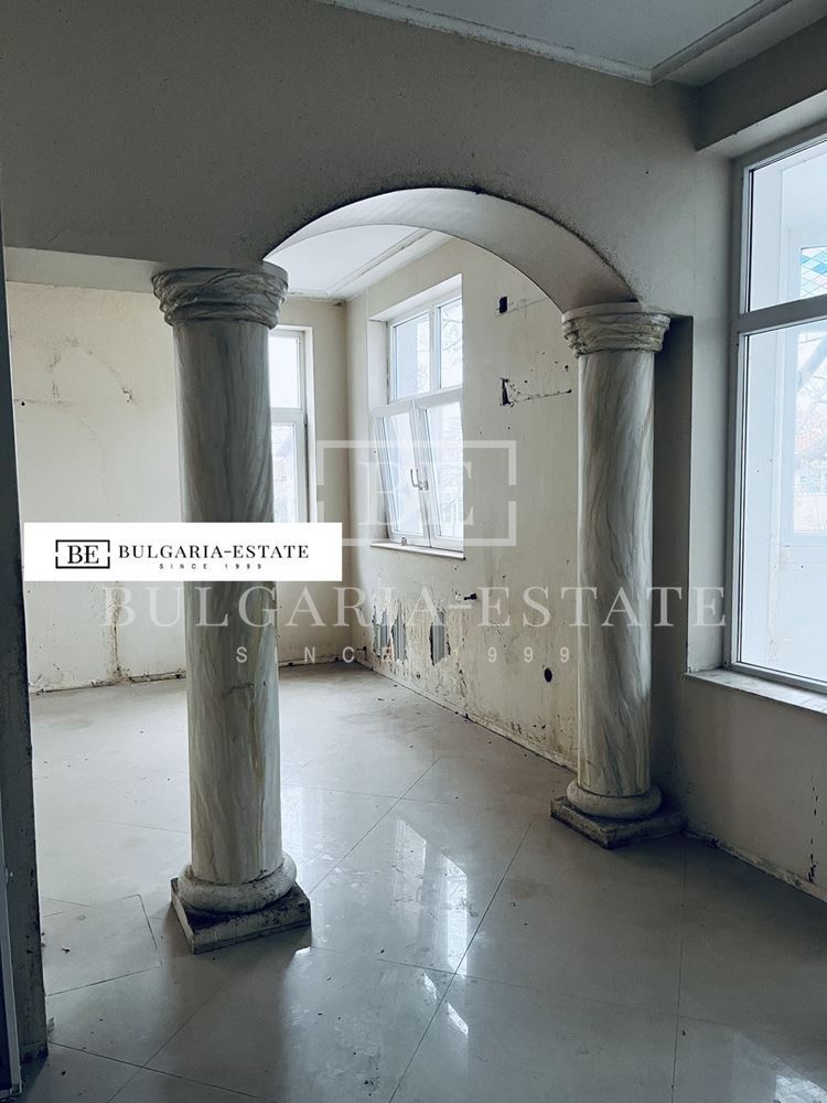 Продава се самостоятелна триетажна къща - 0