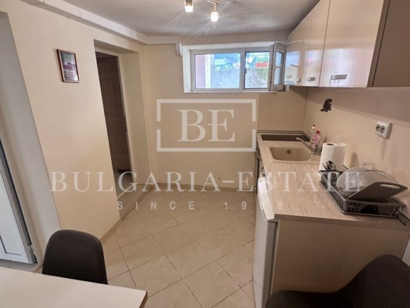 Уютен и функционален сутеренен етаж с две спални в отлично разположен район - 0