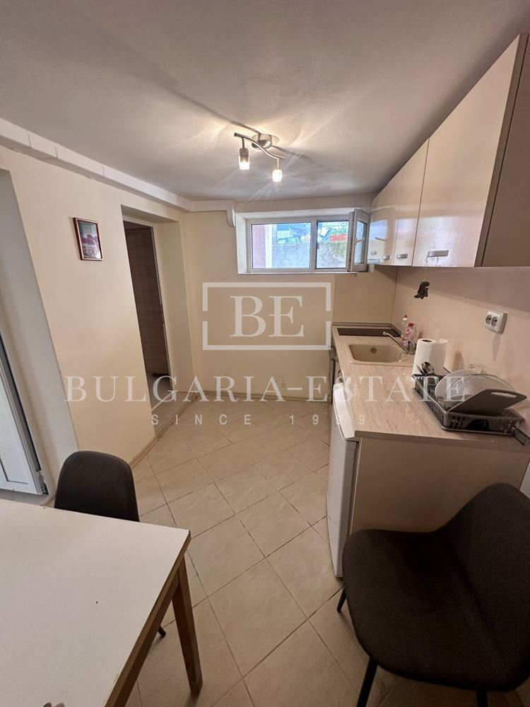 Уютен и функционален сутеренен етаж с две спални в отлично разположен район - 0