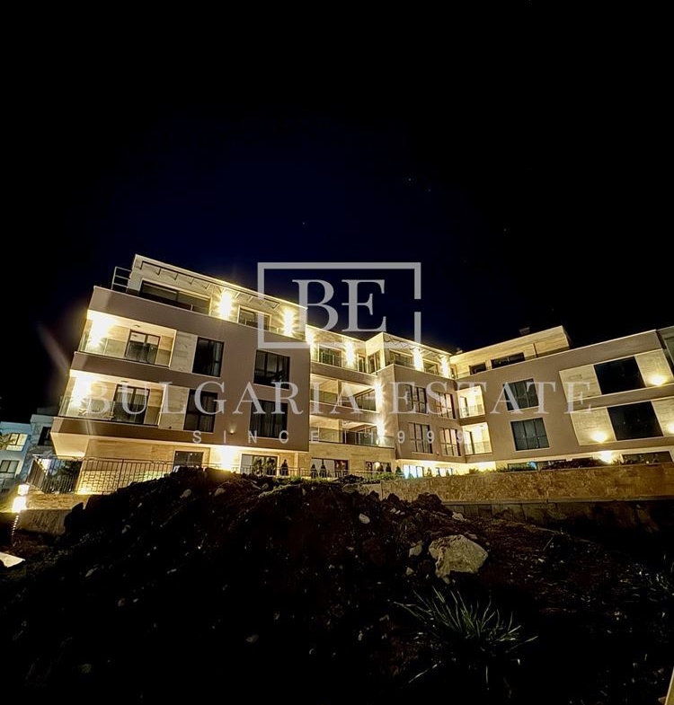 Невероятен 4-стаен апартамент с огромна дневна и три големи спални, Югозапад - 0