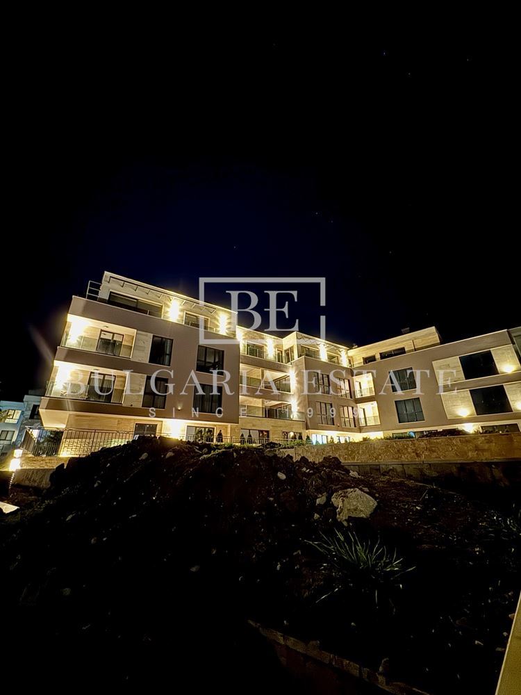 Невероятен 4-стаен апартамент с огромна дневна и три големи спални, Югозапад - 0