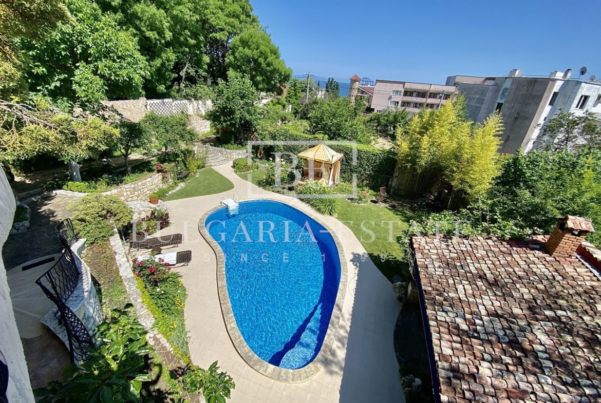 Элитный дом с бассейном, сауной, рядом с пляжем Кабакум, город. 515 кв. м. Площадь этажа, 4 спальни - 0