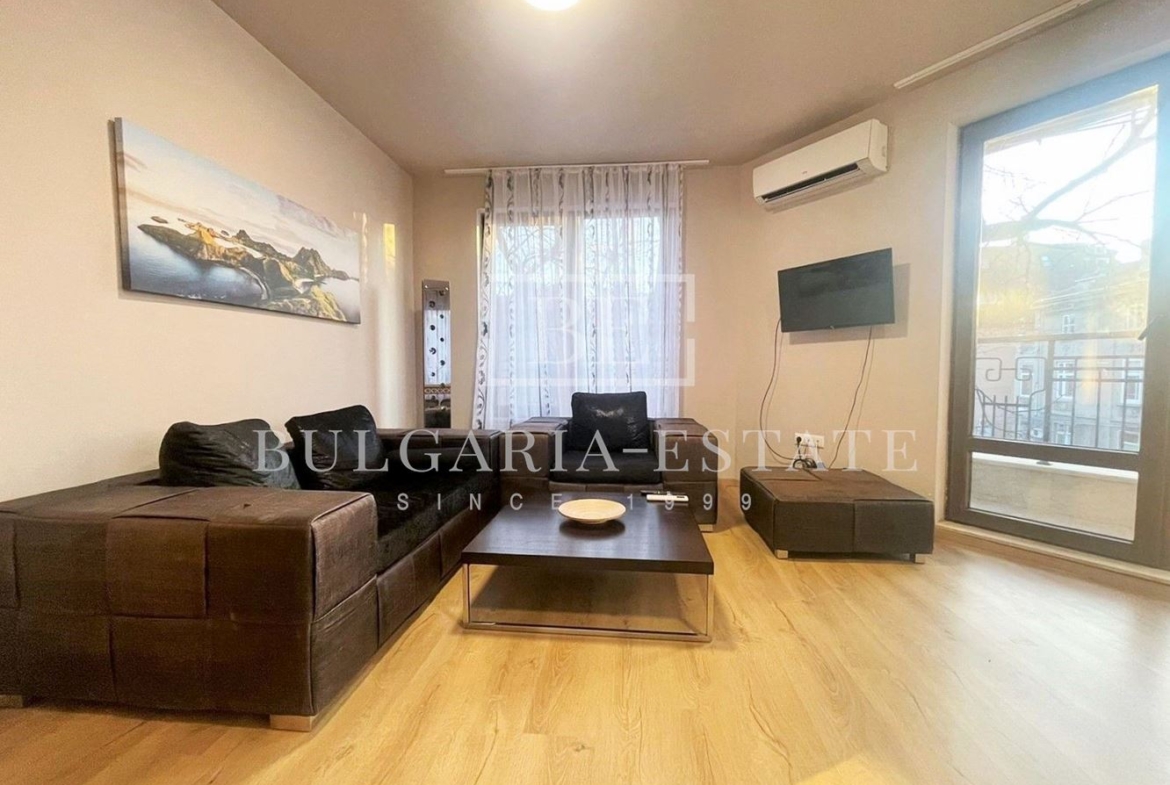 Тристаен апартамент до Starbucks - 0