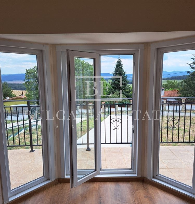 Просторна и модерна къща в село Чайка, община Провадия - 0