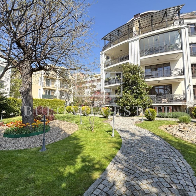 Penthouse with 4 bedrooms, 5 minutes walk from the Sea Garden, sq. Breeze, 225 sq.m. - 0