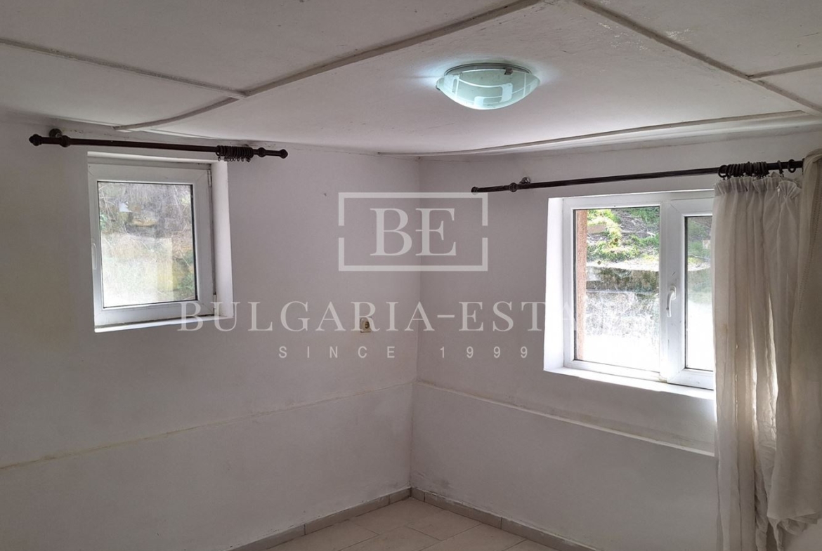 Отремонтированный дом с двором и флигелем в городе. 0