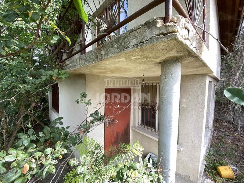 Къща в Зеленика, 693 кв парцел, 50 кв. къща озаконена - 0