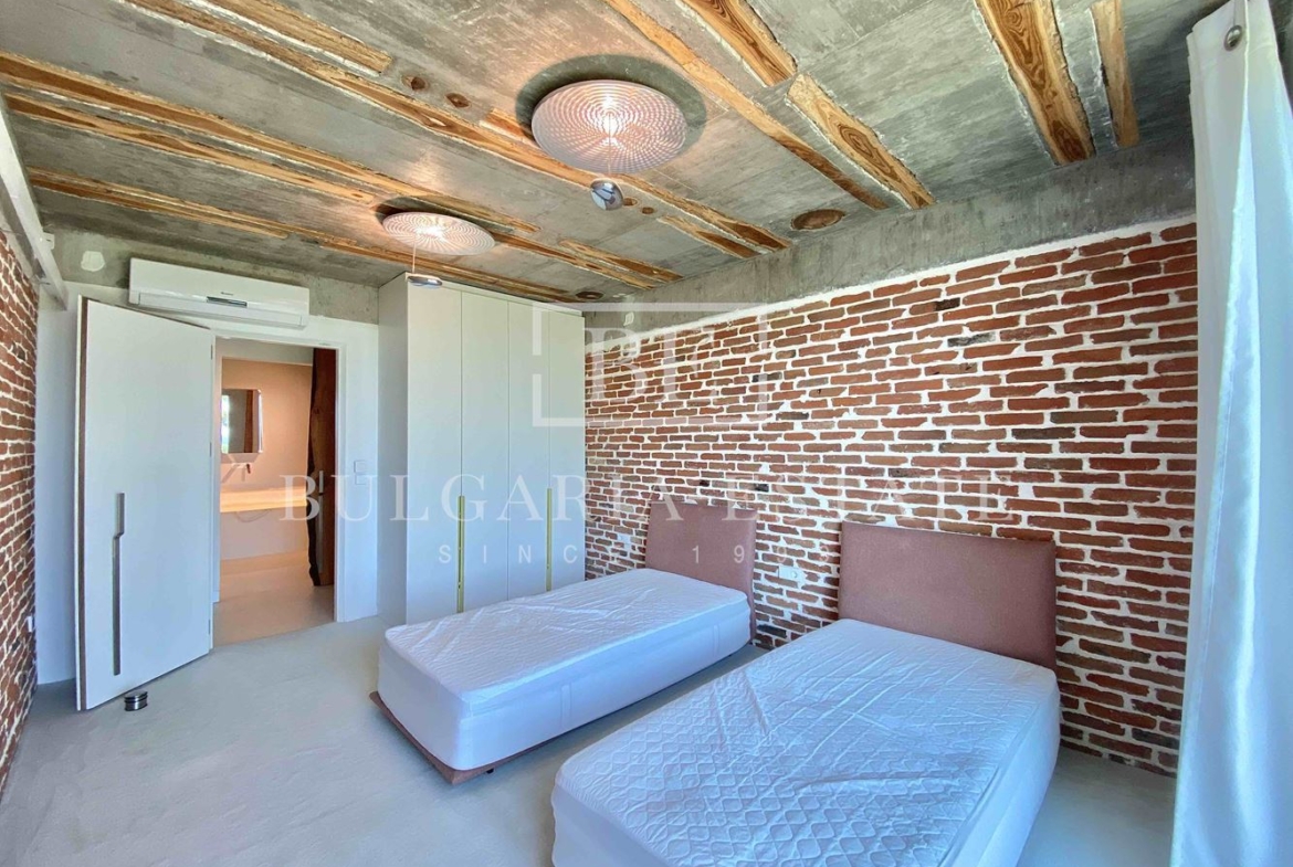 Уникальная трехкомнатная квартира "PURITY" с двориком, вид на море, ул. Николая, г. Варна - 0