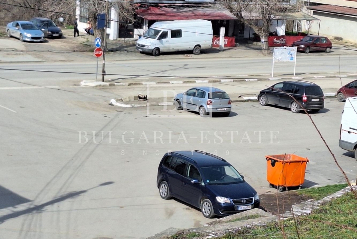 Отремонтированный дом с двором и флигелем в городе. 0