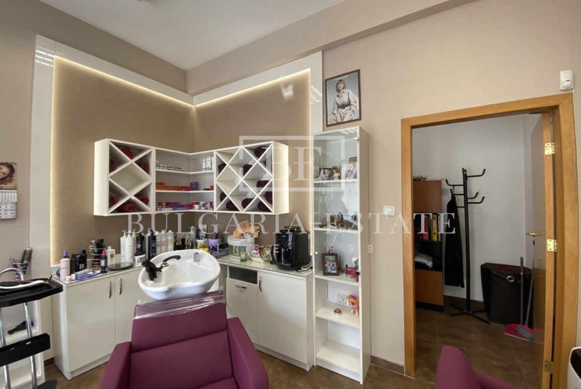 Помещение със статут МАГАЗИН, ползва се като фризьорски салон - ул. ЧАТАЛДЖА 20 - 0
