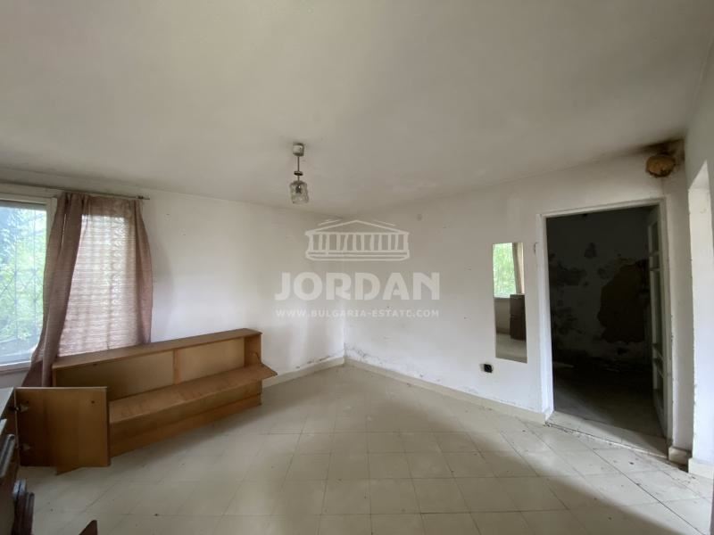 Къща в Зеленика, 693 кв парцел, 50 кв. къща озаконена - 0