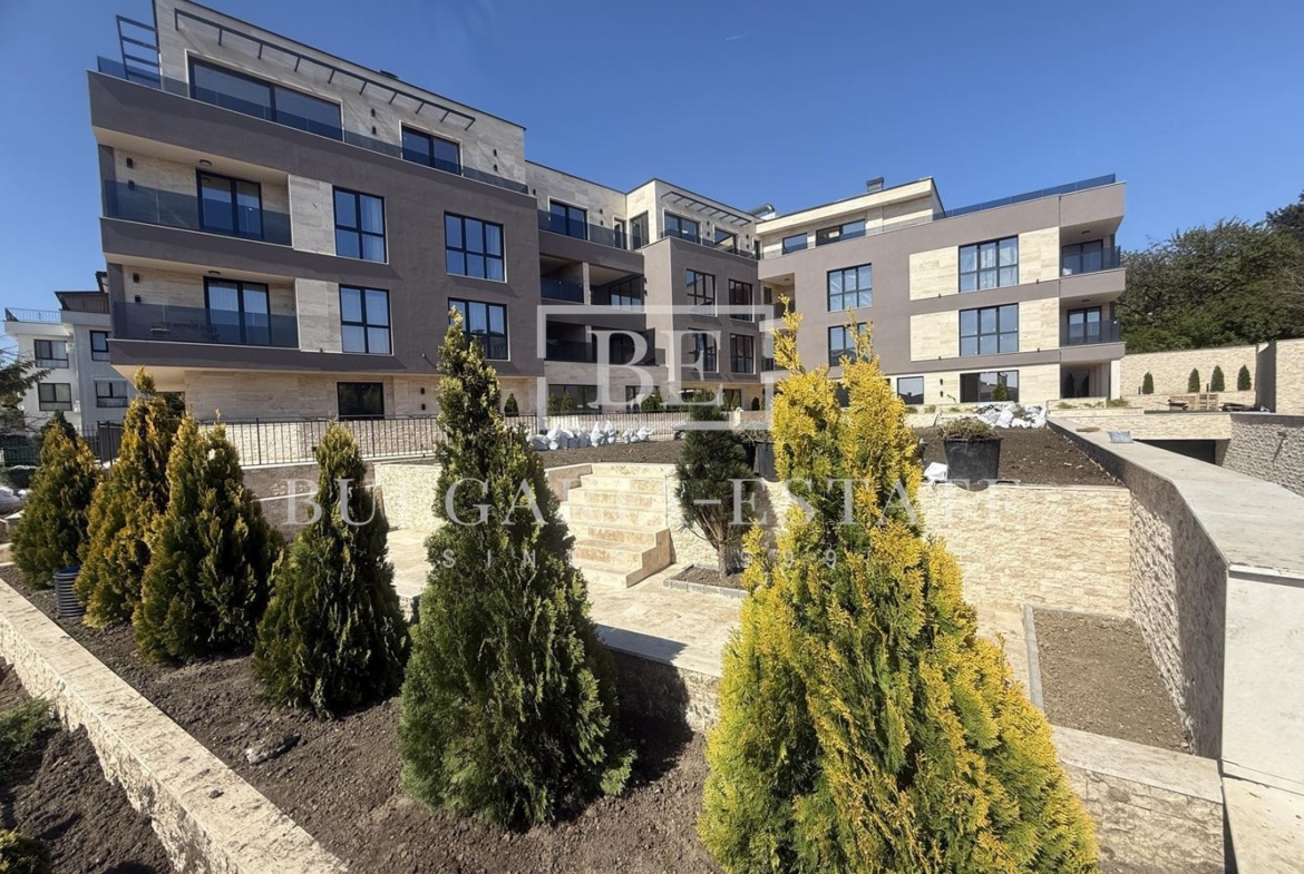 Невероятен 4-стаен апартамент с огромна дневна и три големи спални, Югозапад - 0