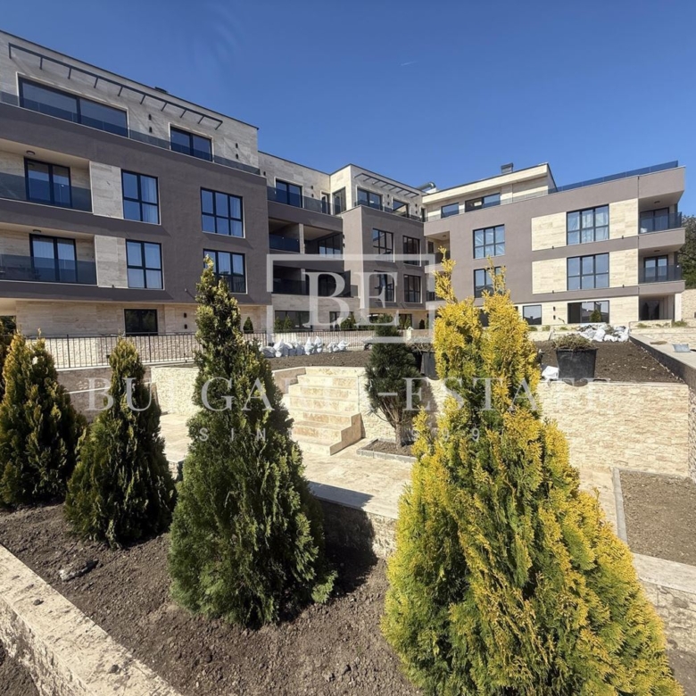 Невероятен 4-стаен апартамент с огромна дневна и три големи спални, Югозапад - 0