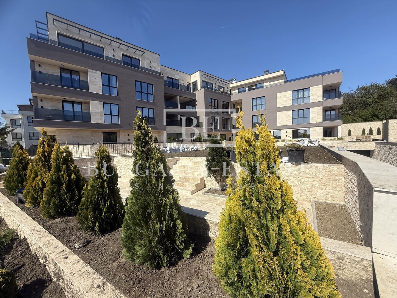 Невероятен 4-стаен апартамент с огромна дневна и три големи спални, Югозапад - 0