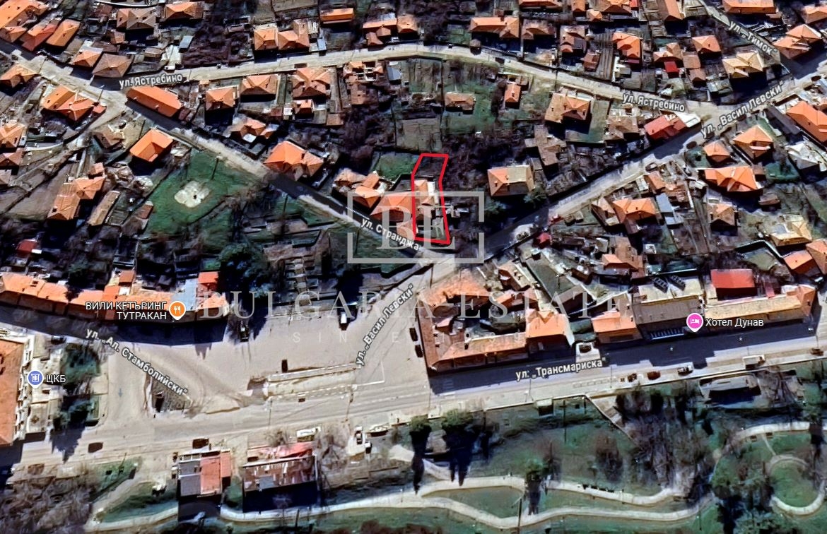 Отремонтированный дом с двором и флигелем в городе. 0