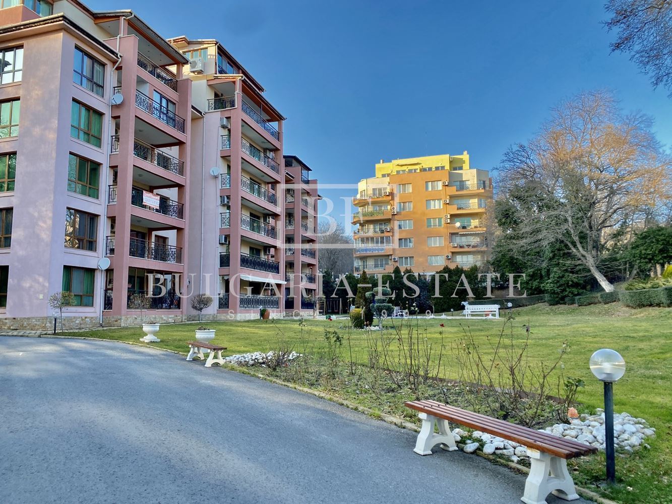 Квартира "ОАЗИС", Золотые пески, Варна в закрытом комплексе с бассейном, парковочное место - 0