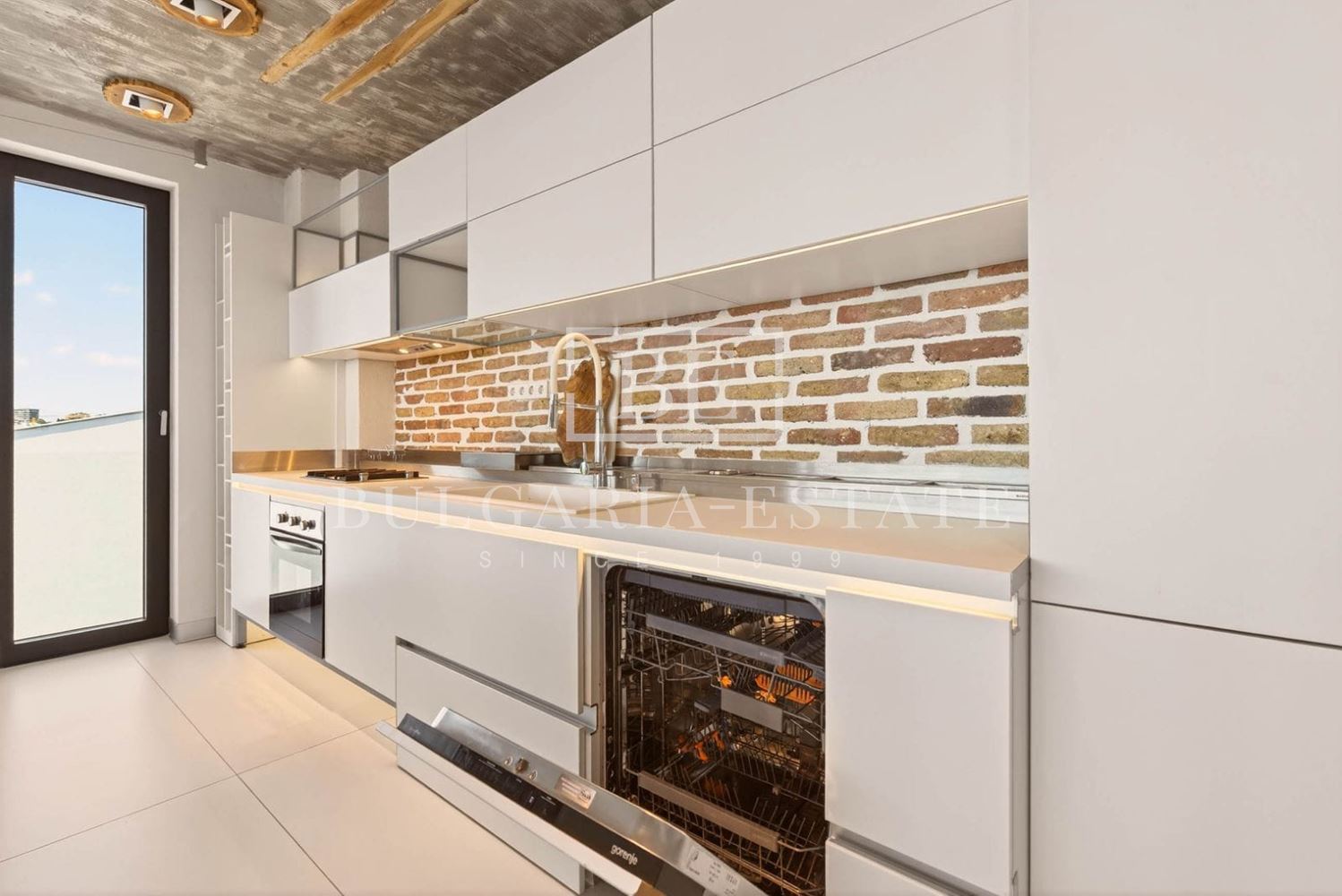 СУПЕР РОСКОШНАЯ КВАРТИРА В АРЕНДУ С 3 СПАЛЬНЯМИ, 2 ВАННЫМИ КОМНАТАМИ, ТЕРРАСОЙ И УНИКАЛЬНЫМ ВИДОМ НА МОРЕ - 0