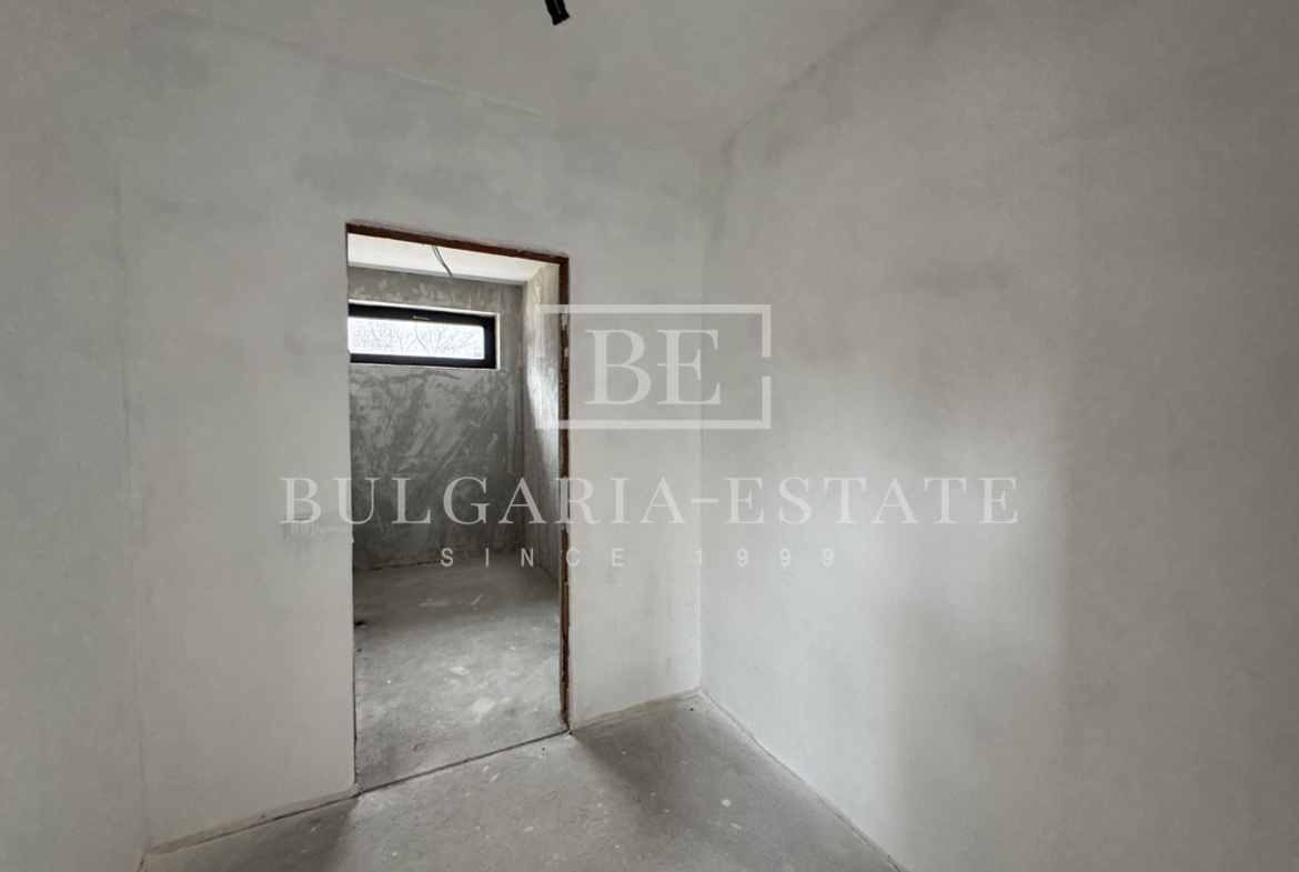 Невероятен 4-стаен апартамент с огромна дневна и три големи спални, Югозапад - 0