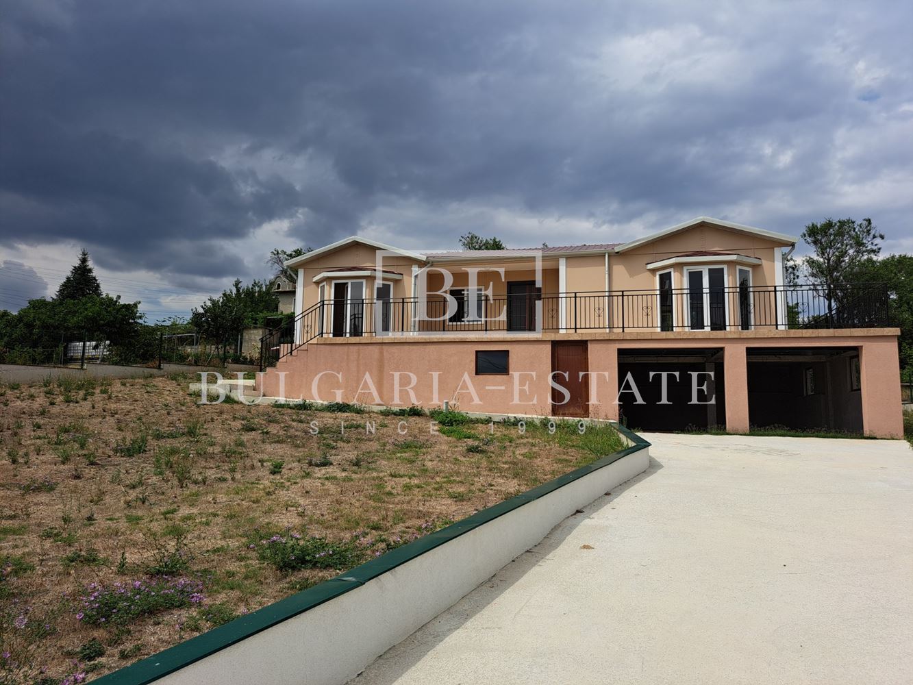 Просторна и модерна къща в село Чайка, община Провадия-0 Просторна и модерна къща в село Чайка, община Провадия - 0