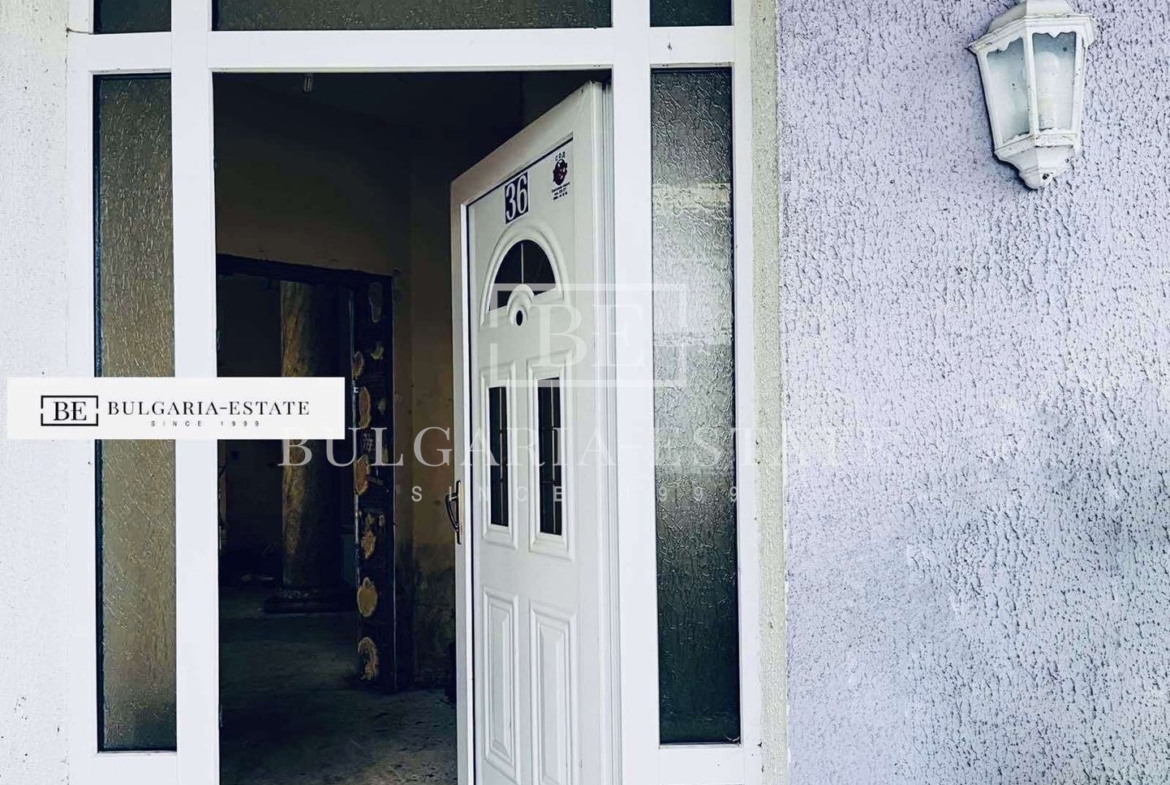 Продава се самостоятелна триетажна къща - 0