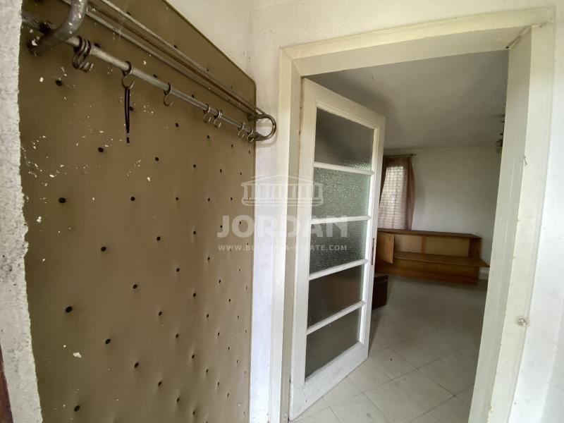 Къща в Зеленика, 693 кв парцел, 50 кв. къща озаконена - 0