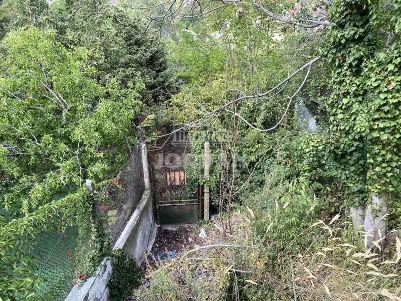 Къща в Зеленика, 693 кв парцел, 50 кв. къща озаконена - 0