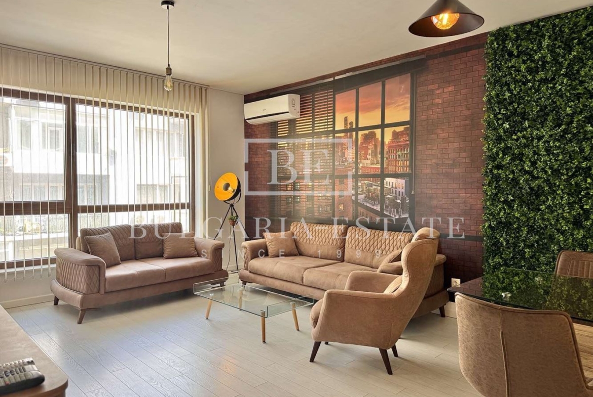 Роскошная трехкомнатная квартира в самом центре Варны - 0