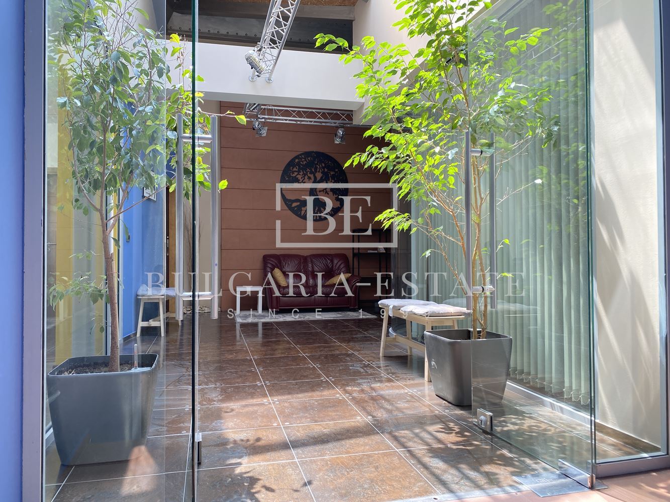 Leerstehende Bürofläche in einem Bürogebäude inklusive aller monatlichen Kosten, FERNSEHEN, INTERNET, CAFE UND WASSER, TOP-LAGE - 0