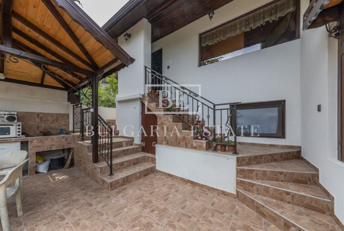 House with a yard of 600 sq.m and two residential levels 300 m from the main road in Trakata - 0