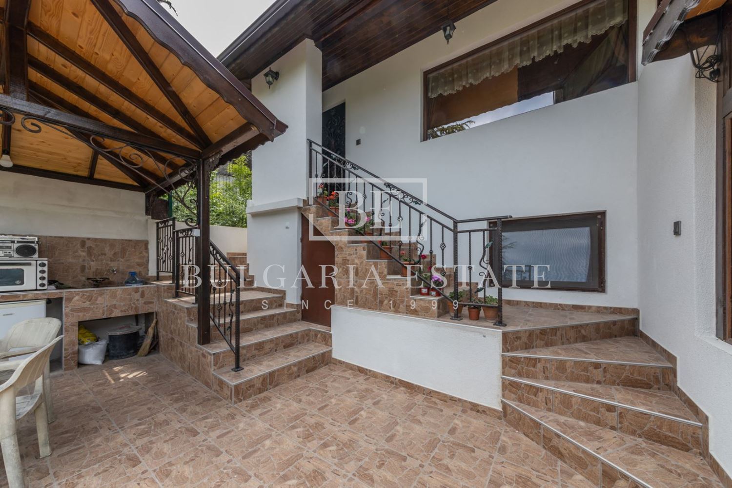 Къща с двор 600 кв.м и две жилищни нива на 300 м от главен път в м-т Траката-0 Haus mit einem Hof von 600 qm und zwei Wohnebenen 300 m von der Hauptstraße in Trakata - 0