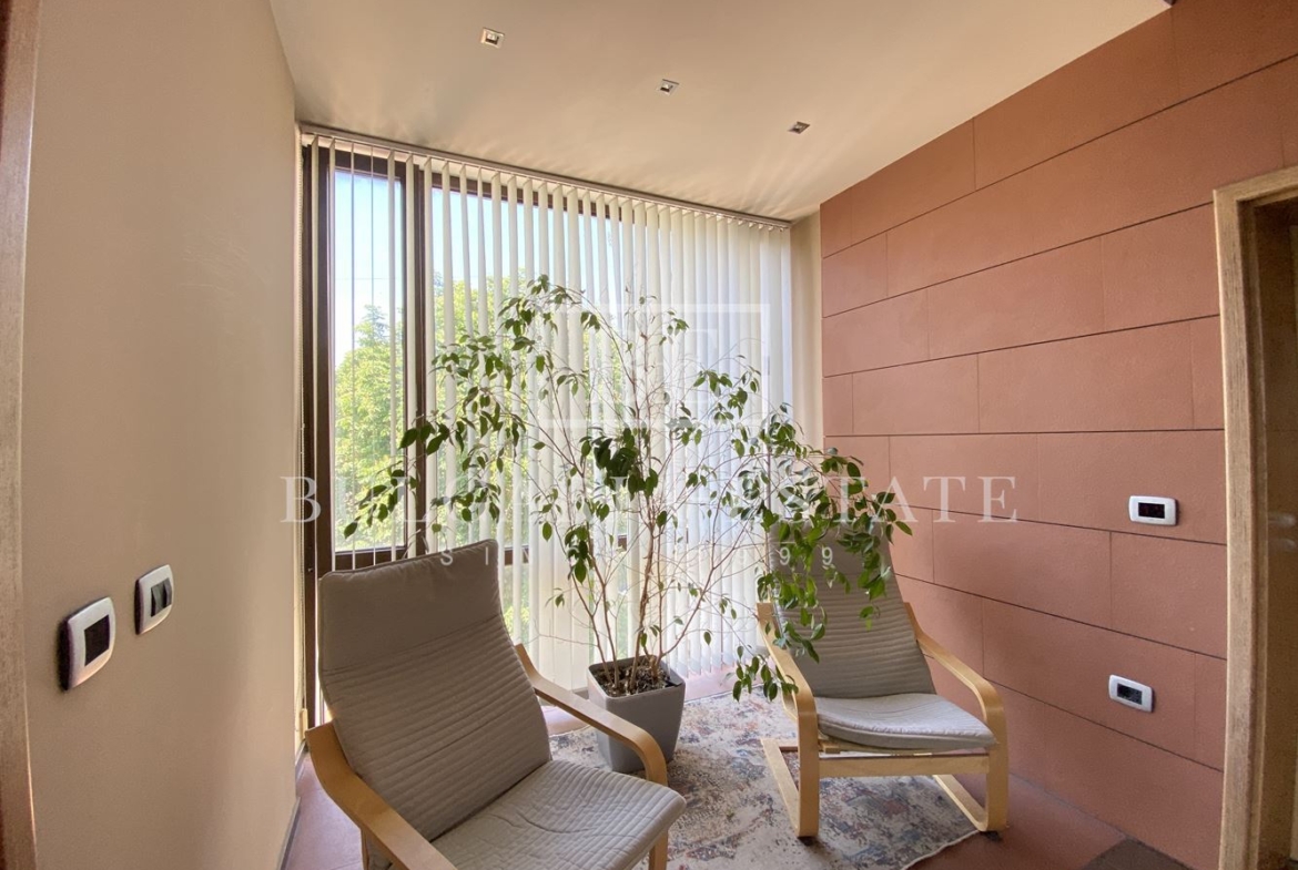 Leerstehende Bürofläche in einem Bürogebäude inklusive aller monatlichen Kosten, FERNSEHEN, INTERNET, CAFE UND WASSER, TOP-LAGE - 0