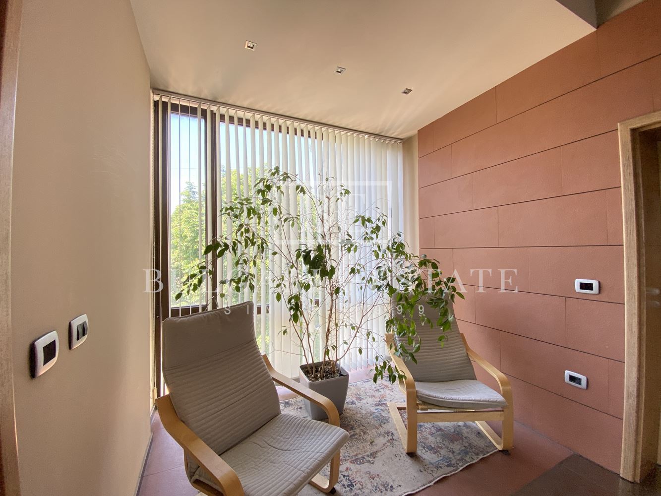 Leerstehende Bürofläche in einem Bürogebäude inklusive aller monatlichen Kosten, FERNSEHEN, INTERNET, CAFE UND WASSER, TOP-LAGE - 0