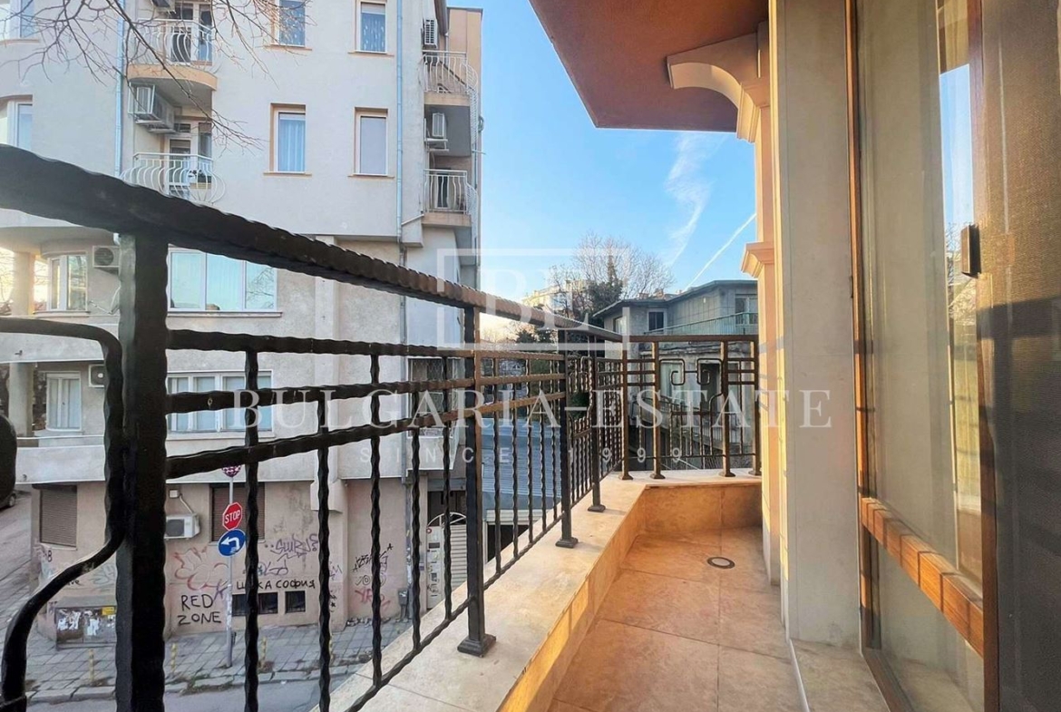 Тристаен апартамент до Starbucks - 0