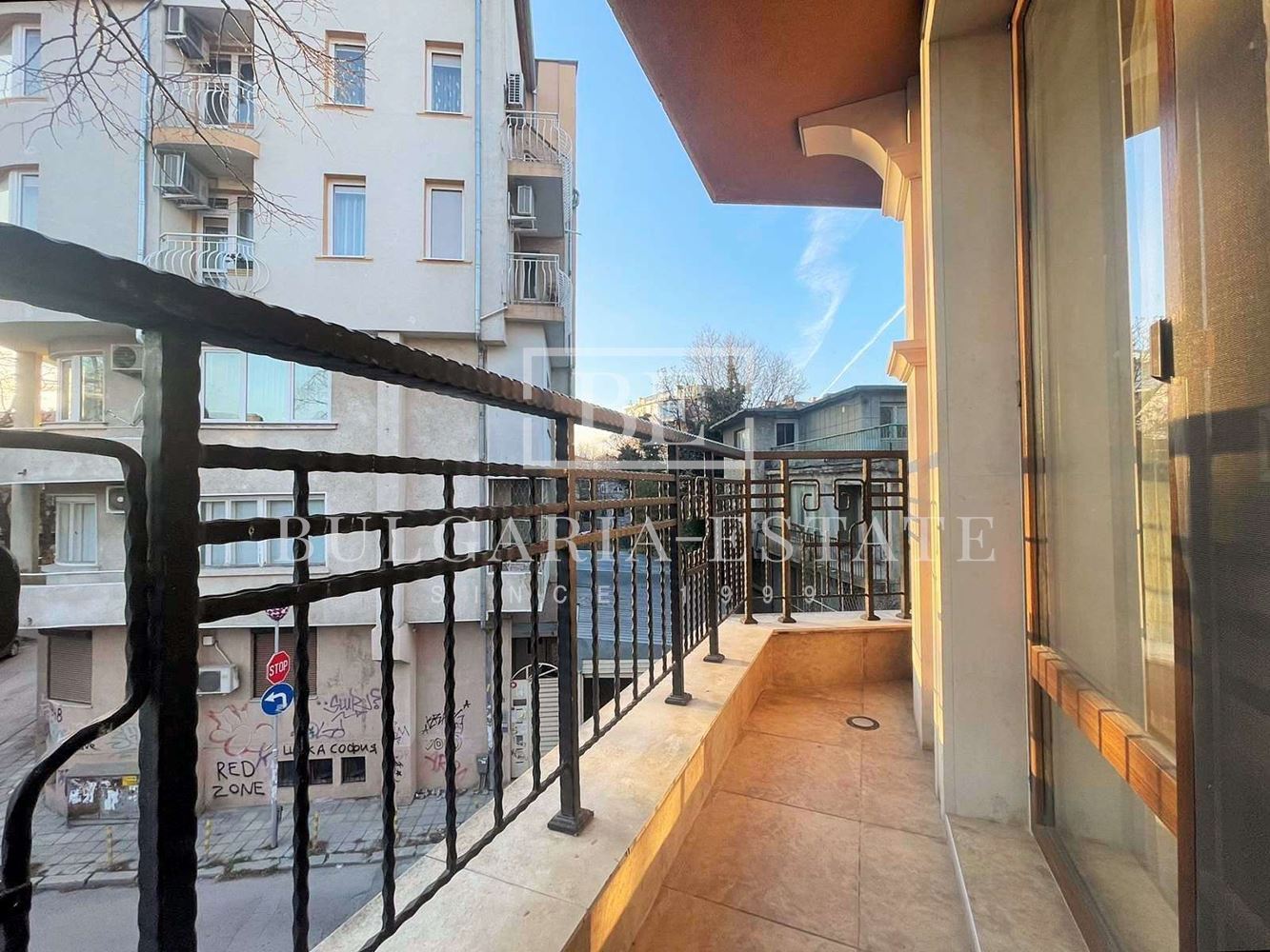 Тристаен апартамент до Starbucks-0 Тристаен апартамент до Starbucks - 0