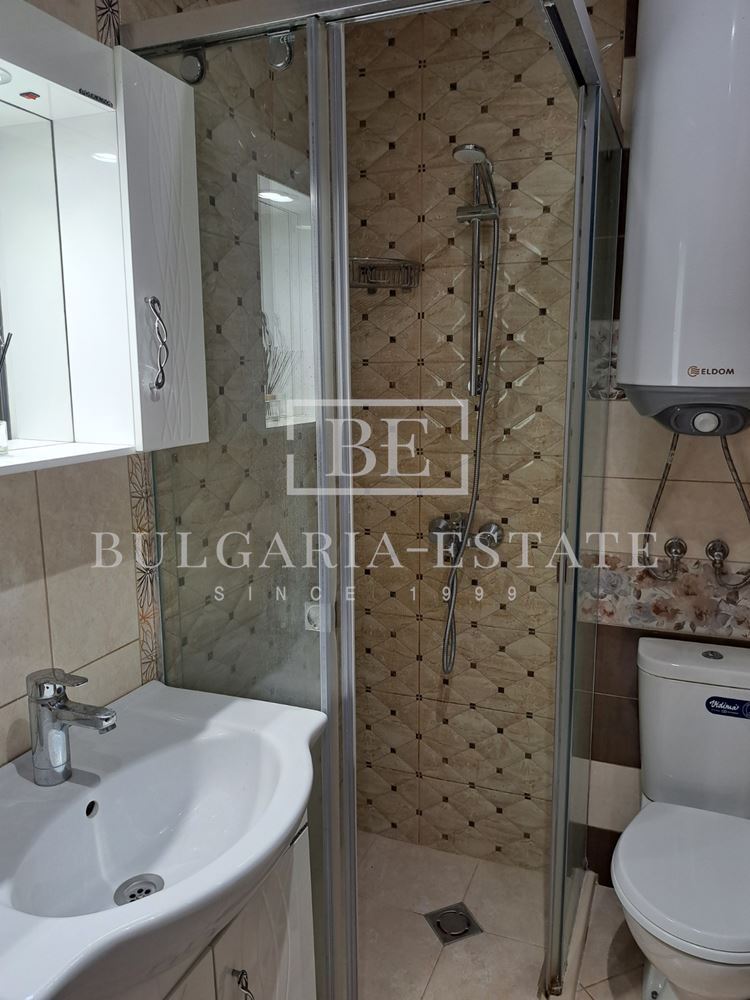 Просторен и стилен тристаен апартамент до Спортна зала - 0