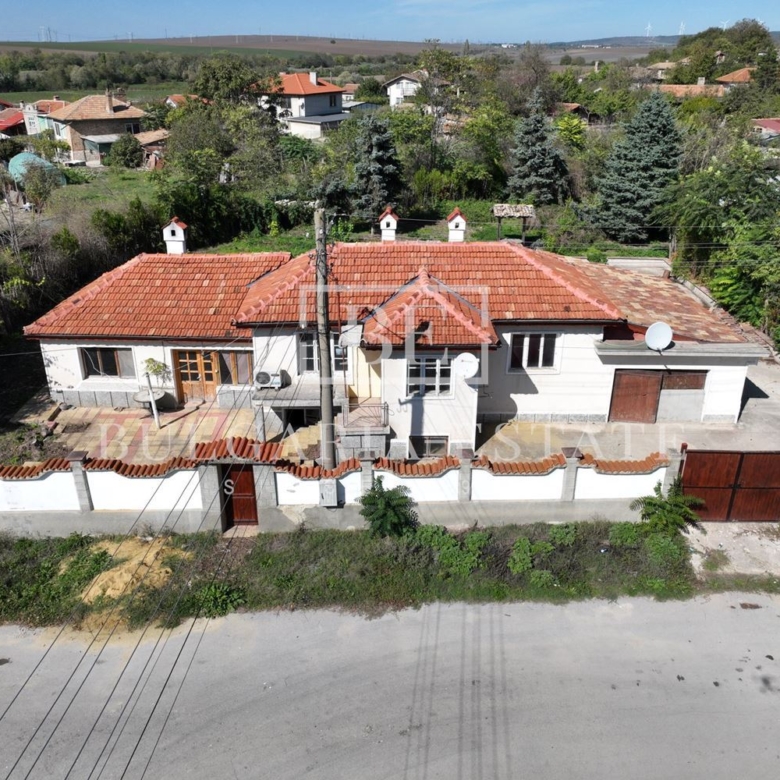 Дом в селе Чернево - 1100 кв.м. двор / 30 км от Варна - 0
