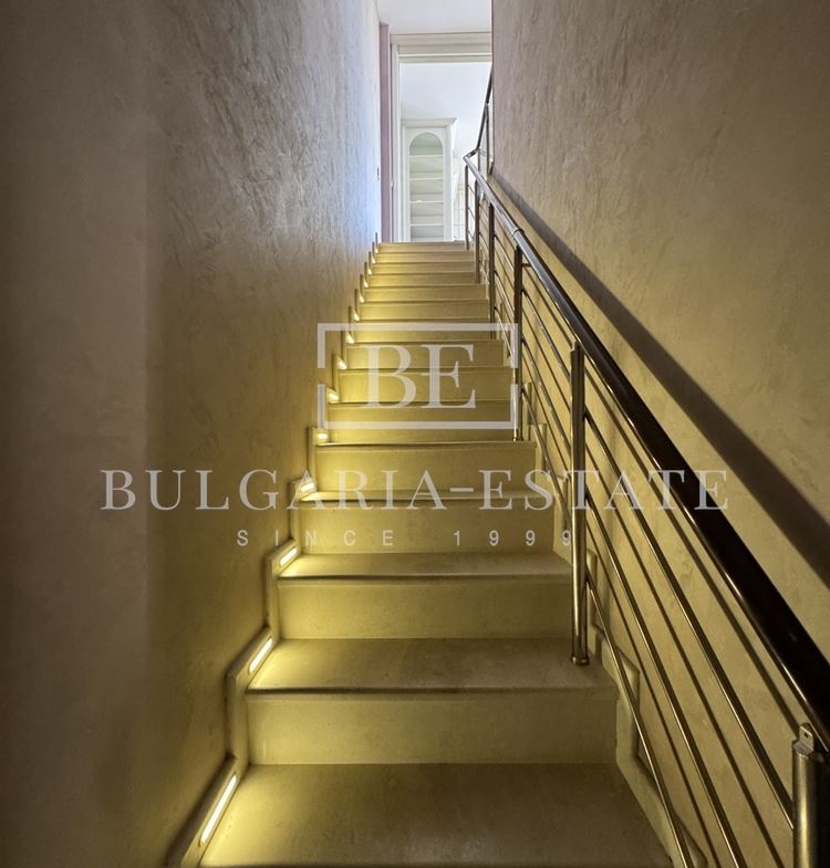 Мезонет с 4 спаплни, 5 минути пеша от Морската Градина, кв. Бриз, 225 кв.м. - 0