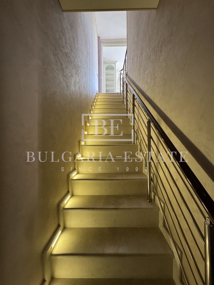 Мезонет с 4 спаплни, 5 минути пеша от Морската Градина, кв. Бриз, 225 кв.м. - 0