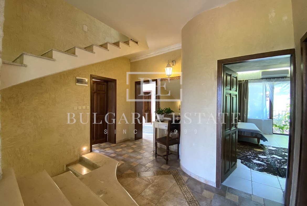 Элитный дом с бассейном, сауной, рядом с пляжем Кабакум, город. 515 кв. м. Площадь этажа, 4 спальни - 0